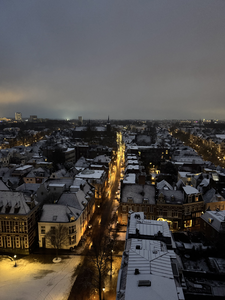 913208 Overzicht van het zuidelijke deel van de binnenstad van Utrecht, vanaf de Domtoren, tijdens winterse ...